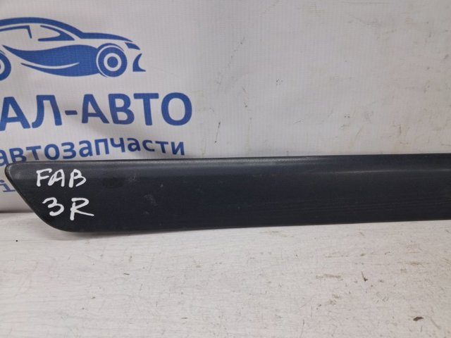 Молдинг задніх правих дверей 5J08537549B9 VAG