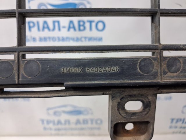 Решітка переднього бампера, центральна 6402A123 MITSUBISHI