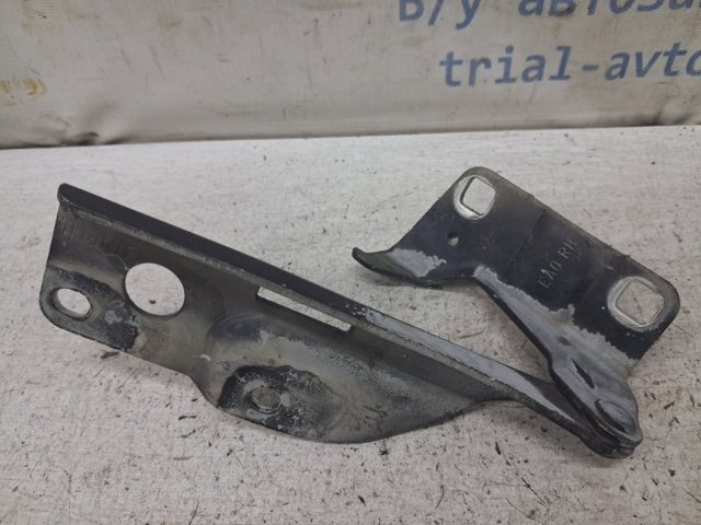 Шарнір капота правий 65400ZP00A NISSAN