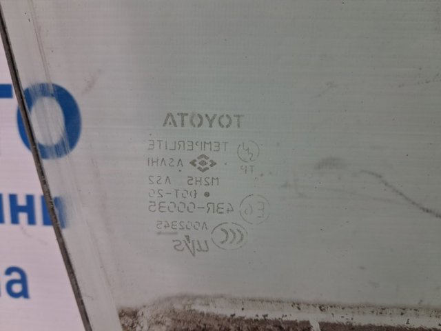 Скло передньої правої двері 6810133080 TOYOTA