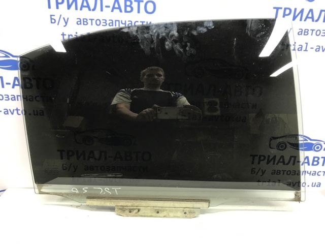 Скло заднє праве 6810305100 TOYOTA
