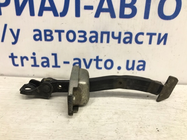 Обмежувач відкриття дверей, задній лівий 6864042030 TOYOTA