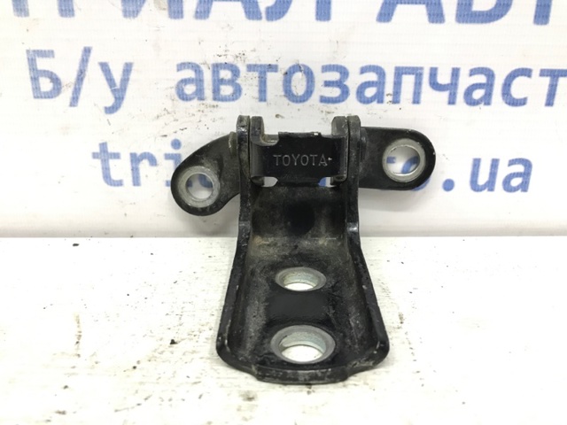 Петля задніх правих дверей 6877005020 TOYOTA