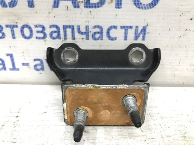 Петля задньої багажної, 3/5 -ої двері 6881048010 TOYOTA