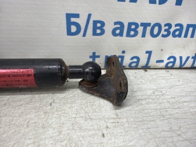 Амортизатор кришки багажника 6895049185 TOYOTA
