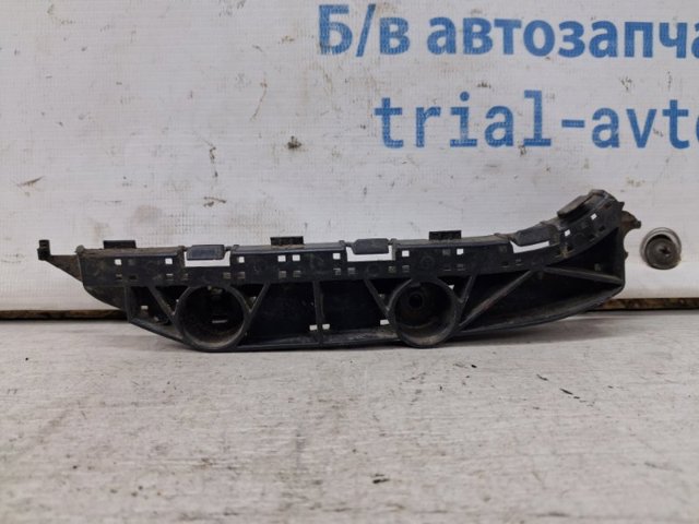 Кронштейн бампера переднього, правий 71193SNB003 HONDA