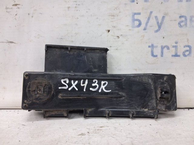 Кронштейн бампера заднього, правий 7182375K00 SUZUKI