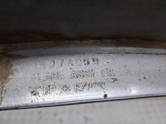 Накладка передньої лівої арки колеса 7420A077HA MITSUBISHI