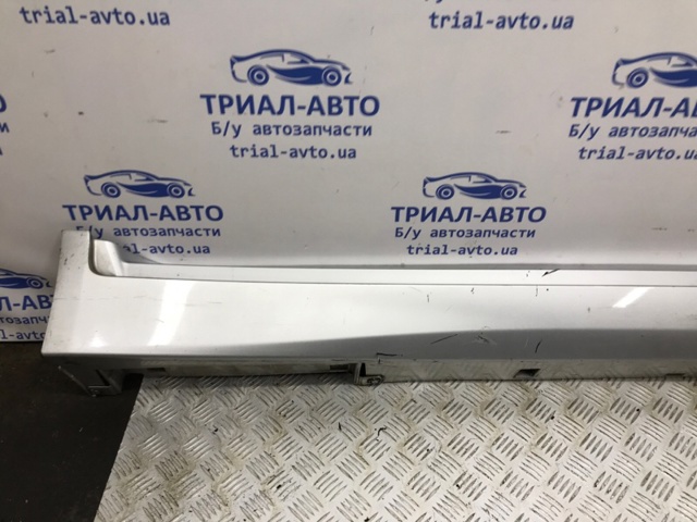 Накладка зовнішня (молдинг) порога, правий 768504GA0H NISSAN