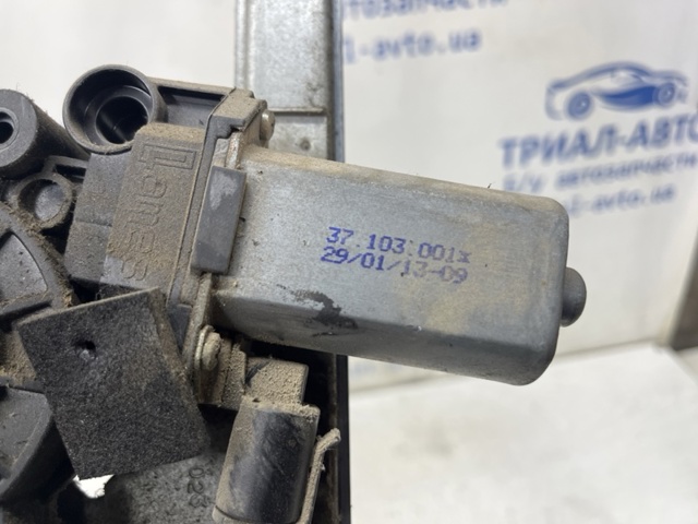 Механізм склопідіймача двері передньої, правої 7700311821 RENAULT