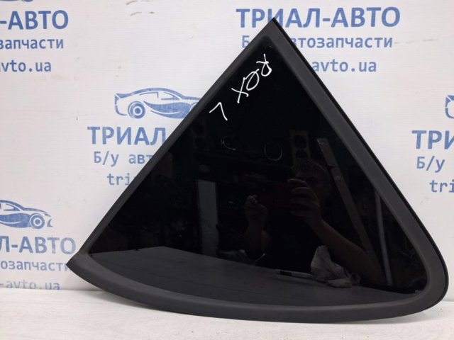 Скло-кватирка двері, задній, лівою 7921008012 SSANG YONG