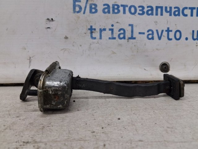 Обмежувач відкриття дверей, передній правий 793902Y000 HYUNDAI