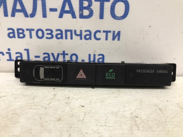 Кнопка включення аварійного сигналу 8002B409 MITSUBISHI