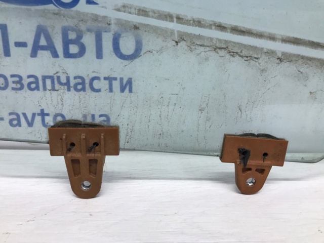 Скло передньої правої двері 803001KK0A NISSAN