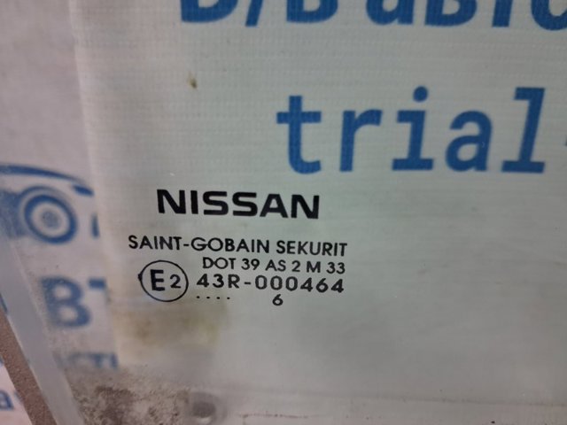 Скло передніх дверей, правих 803009U000 NISSAN
