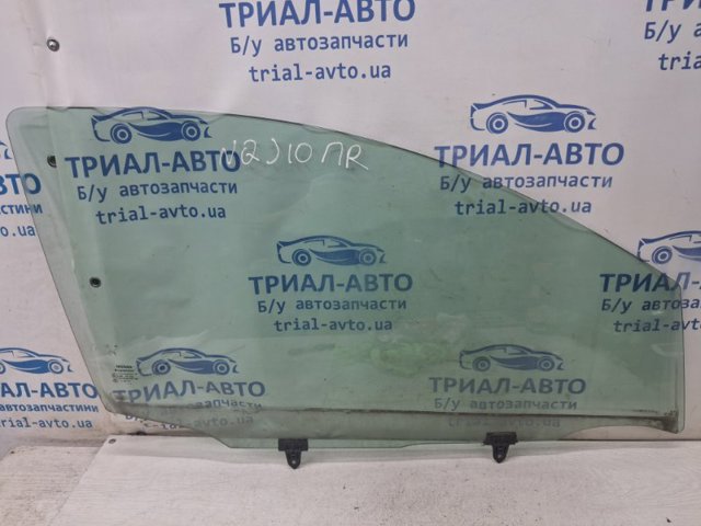 Скло передніх дверей, правих 80300JD000 NISSAN