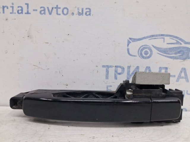 Тримач зовнішньої ручки дверей, передніх лівих 80611EB30A NISSAN