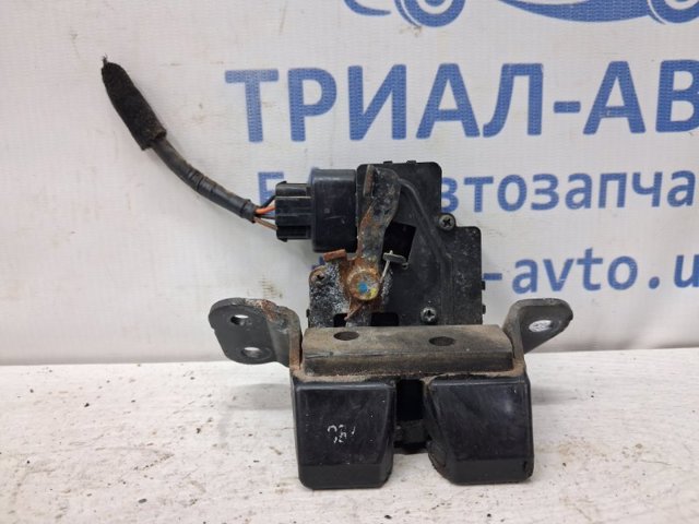 Замок дверей багажника 812302L000 HYUNDAI