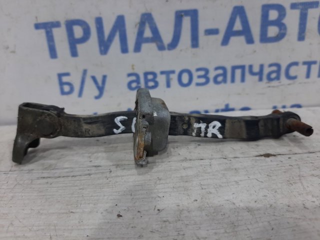 Обмежувач відкриття дверей, передній 8181065D00 SUZUKI