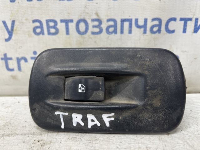 Накладка кнопки склопід'ємника переднього правого 8200011870 RENAULT