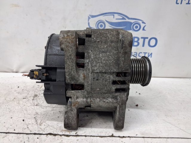 Генератор автомобільний 8200404459 RENAULT