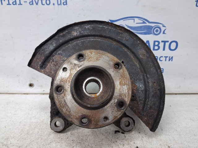 Кулак поворотний передній правий 8200881916 RENAULT