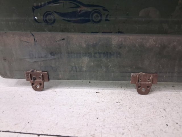 Вікно задніх дверей 823009U010 NISSAN