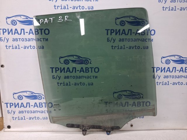 Скло задніх дверей, правих 82300EB305 NISSAN