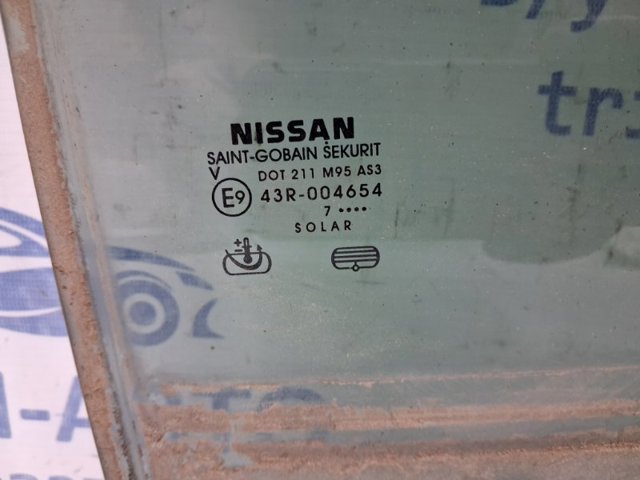 Вікно задніх дверей 82300EB320 NISSAN