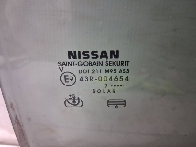 Скло задньої двері правої 82300EB320 NISSAN