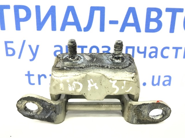 Петля передніх дверей права 82401ED01A NISSAN