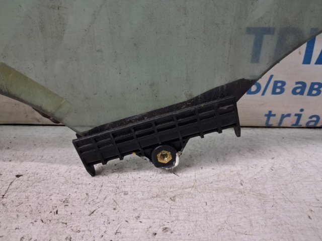 Скло передніх дверей, правих 82420F1000 HYUNDAI