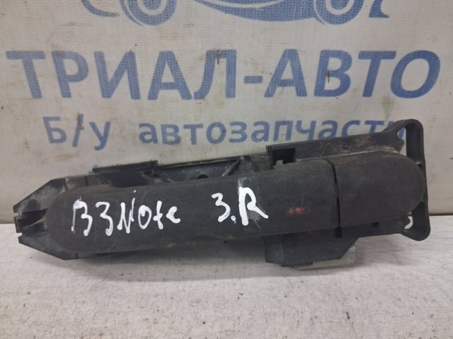 Тримач зовнішньої ручки дверей, задніх правих 82610AX622 NISSAN