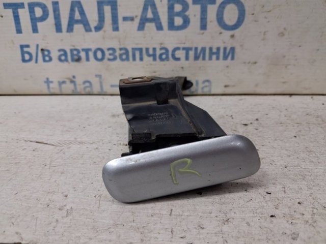 Накладка форсунки омивача фари передньої 8264A028HB MITSUBISHI