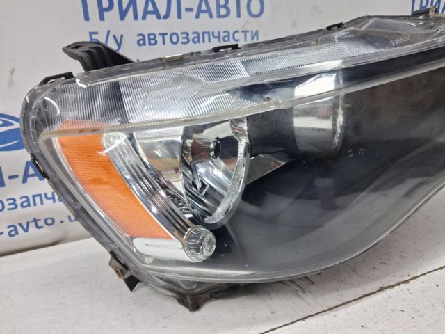 Фара передня права 8301B556 MITSUBISHI
