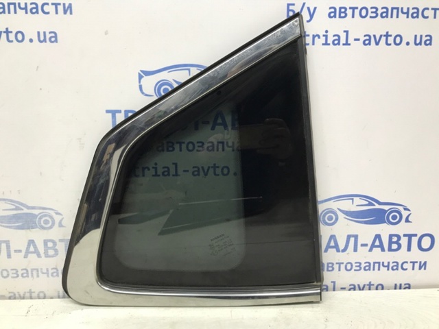 Скло багажного відсіку, праве 833004CC0B NISSAN