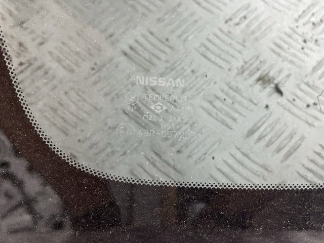 Скло багажного відсіку, ліве 83301JG000 NISSAN