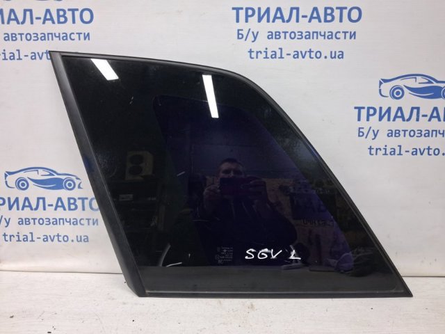 Скло кузова/багажного відсіку, ліве 8457065J00 SUZUKI