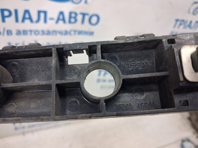 Кронштейн бампера заднього, правий 852204CE0A NISSAN