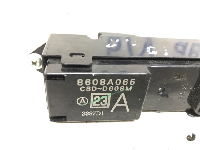 Кнопки переднього правого склопід'ємника 8608A065 MITSUBISHI