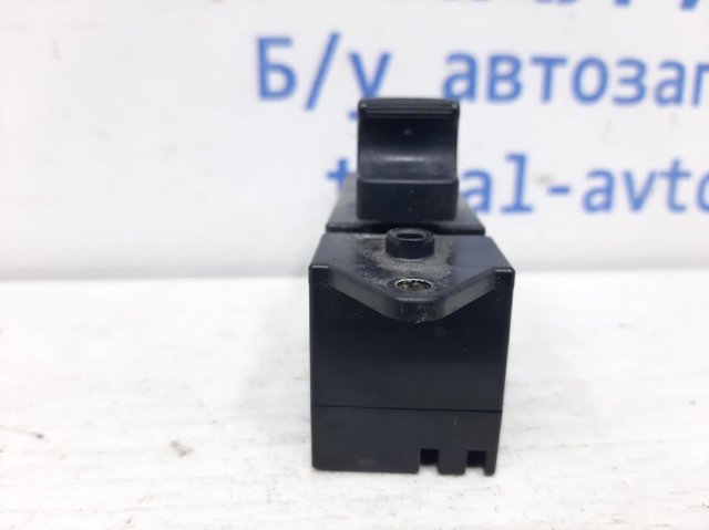 Кнопка підйомника переднього правого скла 8608A142 MITSUBISHI