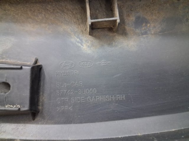 Накладка заднього правого крила 877423U000 HYUNDAI