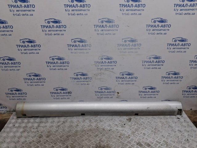 Накладка зовнішня (молдинг) порога, правий 877723E500 HYUNDAI