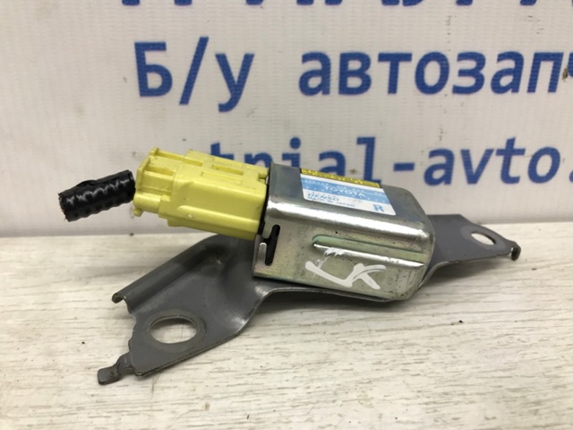 Датчик Ейрбег передній 8983348020 TOYOTA