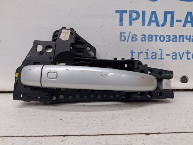 Тримач зовнішньої ручки дверей, передніх лівих 8T01837885 VAG