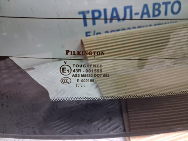 Скло третіх/п'ятих дверей 903001KA0B NISSAN