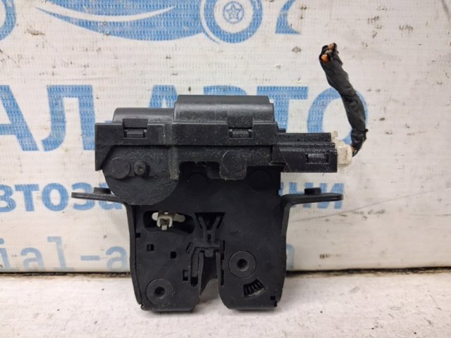 Замок задніх дверей 90502AV720 NISSAN