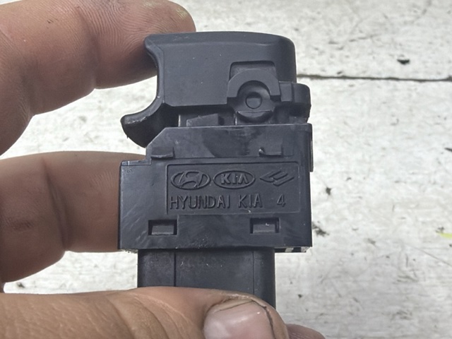 Кнопка підйомника задніх стекол 935812B000 HYUNDAI