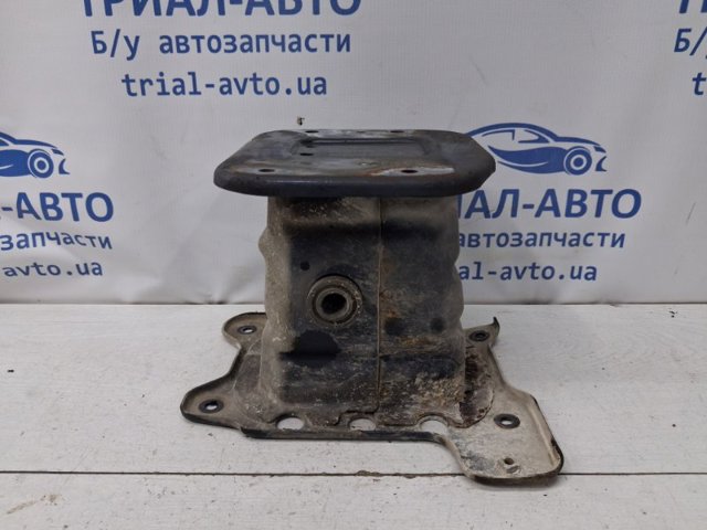 Кронштейн підсилювача переднього бампера 96448102 GM