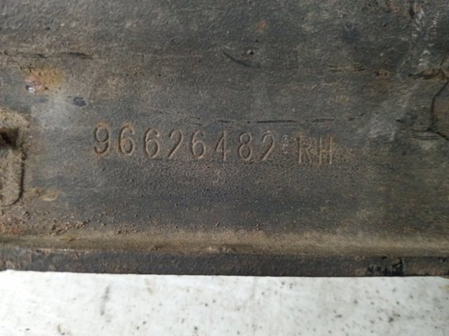 Важіль/тяга задньої підвіски подовжній нижній, правий 96626482 GM